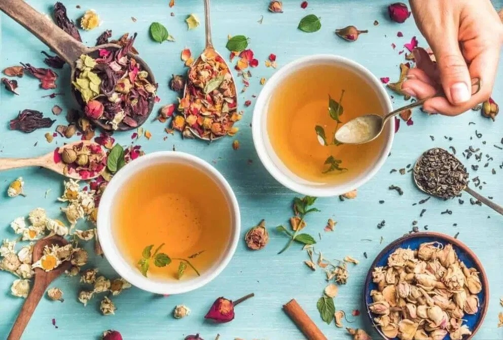 Uống các loại trà thảo dược: Theo tạp chí Vogue Singapore, ngoài tác dụng bổ sung nước tuyệt vời, trà thảo dược kết hợp các thành phần như guaraná hoặc gừng còn có thể hỗ trợ chức năng thận, gan và thúc đẩy quá trình loại bỏ độc tố. Những thành phần này có thể tăng cường quá trình giải độc tự nhiên của cơ thể, đặc biệt là ở gan, nơi đóng vai trò quan trọng trong việc xử lý và loại bỏ độc tố. Ảnh: Medium.