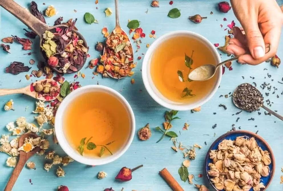 Uống các loại trà thảo dược: Theo tạp chí Vogue Singapore, ngoài tác dụng bổ sung nước tuyệt vời, trà thảo dược kết hợp các thành phần như guaraná hoặc gừng còn có thể hỗ trợ chức năng thận, gan và thúc đẩy quá trình loại bỏ độc tố. Những thành phần này có thể tăng cường quá trình giải độc tự nhiên của cơ thể, đặc biệt là ở gan, nơi đóng vai trò quan trọng trong việc xử lý và loại bỏ độc tố. Ảnh: Medium.