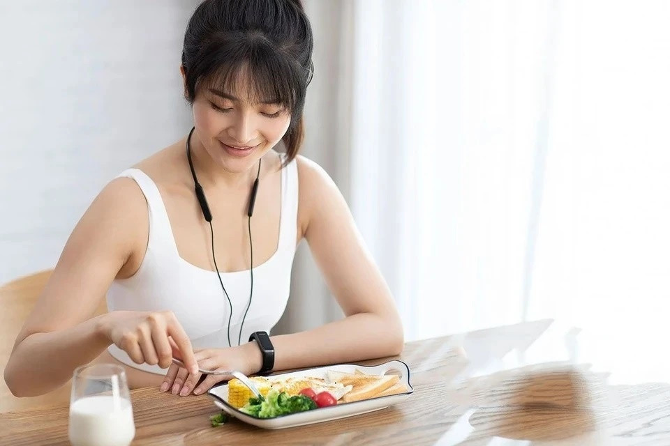 Ăn sáng đầy đủ và lành mạnh: Theo India Times, ăn sáng bổ dưỡng có thể thúc đẩy quá trình trao đổi chất và cung cấp các chất dinh dưỡng thiết yếu hỗ trợ sức khỏe gan và thận. Hãy chọn những thực phẩm giàu chất xơ, chẳng hạn yến mạch, trái cây và các loại hạt. Những thực phẩm này giúp điều hòa tiêu hóa và cung cấp các vitamin và khoáng chất cần thiết cho chức năng gan và thận tối ưu. Ngoài ra, bạn nên tránh ăn món quá mặn, các loại bánh ngọt, thịt xông khói, xúc xích... Những thực phẩm này đều chứa nhiều calo và chất béo. Ảnh: Blue Jeans Images.