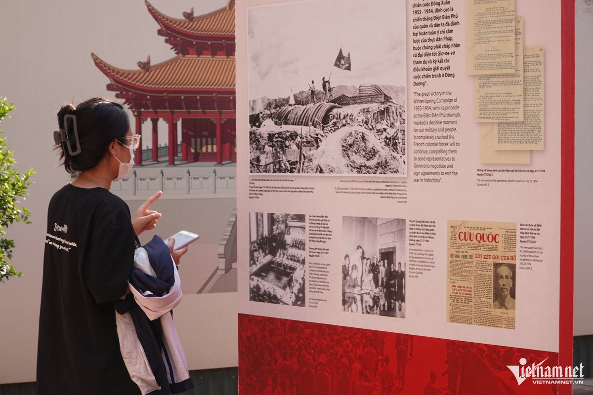 Triển lãm thu hút rất nhiều học sinh, sinh viên tới xem. Bạn Lan (Trường THPT Hai Bà Trưng, Vĩnh Phúc) chia sẻ: “Em rất ấn tượng với cách sử dụng hình ảnh nổi bật và câu chữ ngắn gọn. Là một học sinh yêu thích môn lịch sử, em thấy thông tin được cung cấp tại triển lãm rất dễ nhớ".