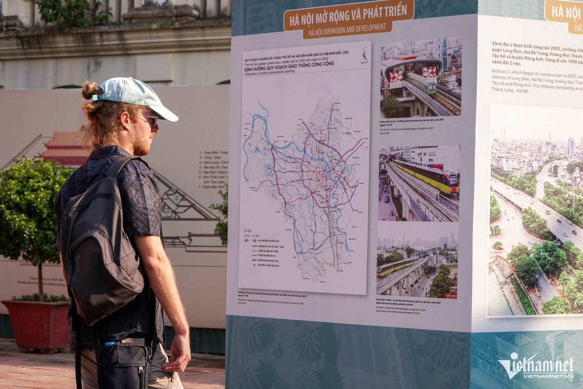 Các trưng bày tại triển lãm Hà Nội và những cửa ô đã nhấn mạnh những dấu ấn lịch sử của Thủ đô anh hùng, Thành phố vì hòa bình qua 70 năm xây dựng và phát triển. Triển lãm diễn ra từ ngày 7 - 30/10 tại Khu di sản Hoàng thành Thăng Long - Hà Nội, số 19C Hoàng Diệu, Hà Nội.