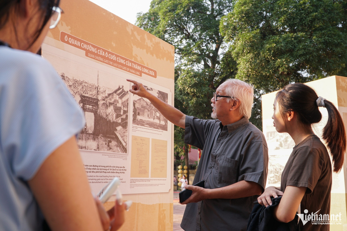 Triển lãm lần này cũng là nơi mà các thế hệ người dân tại Hà Nội được dịp giao lưu và trò chuyện với nhau. Trong ảnh, ông Nguyễn Hữu Bảo kể về những ý nghĩa của cửa ô cho một nhóm sinh viên Đại học Văn hóa Hà Nội.