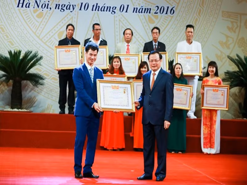 Xuân Bắc được phong tặng danh hiệu Nghệ sĩ Ưu tú vào tháng 1/2016. Ảnh: Một Thế Giới.