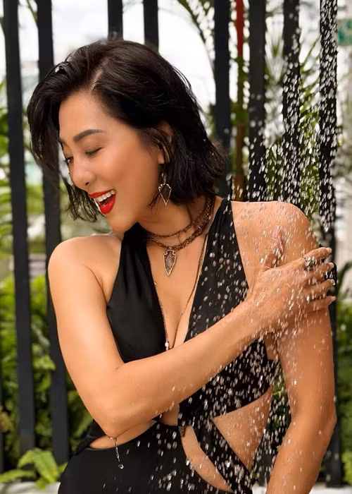 Nữ MC hải ngoại sở hữu làn da nâu khỏe khoắn.