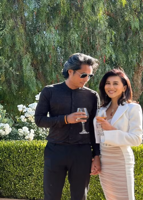 Kỳ Duyên và chồng cũ tình tứ khi tham dự một đám cưới.