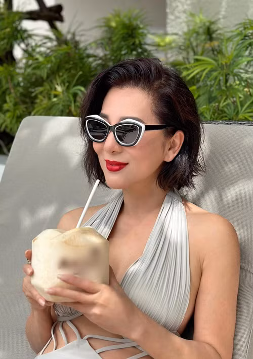 Trong bộ áo tắm một mảnh, nữ MC gợi cảm hút hồn.