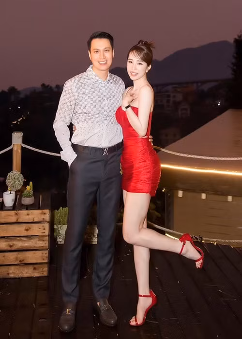 Bị đồn hẹn hò Quỳnh Nga, diễn viên Việt Anh phủ nhận. Anh chia sẻ trên Tiền Phong vào tháng 5/2024: "Tôi có một nhóm bạn chơi thân, dễ bị gán ghép trừ những người có gia đình. Mọi người cũng hay nhắc đến diễn viên Quỳnh Nga vì chúng tôi quá thân thiết, từng đổ vỡ, lại đang độc thân. Nhưng tôi và Quỳnh Nga chỉ đơn giản là anh em, đồng nghiệp". Ảnh: Dân Việt.