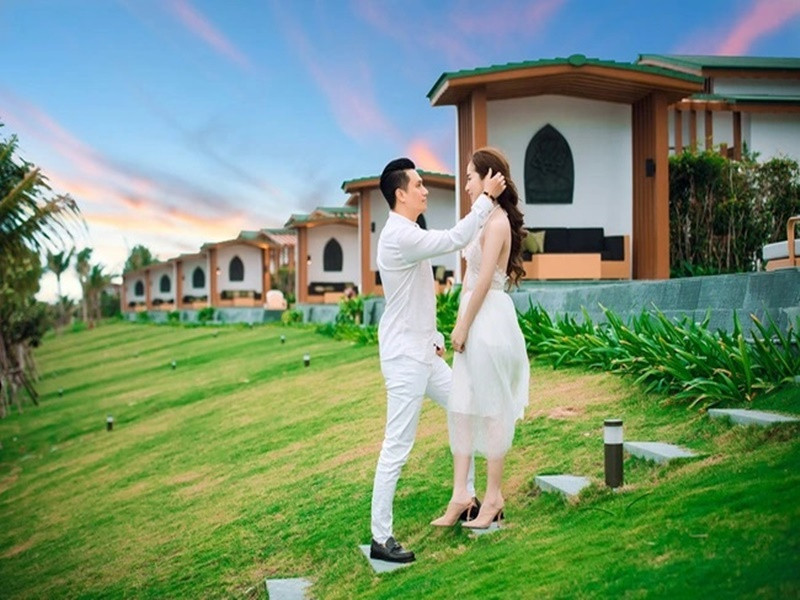 Trong bộ ảnh quảng cáo, Việt Anh vuốt tóc, nhìn Quỳnh Nga đắm đuối. Ảnh: Dân Việt.