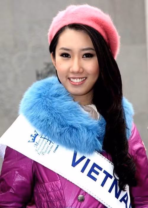 Người đẹp sinh năm 1991 giành danh hiệu Hoa khôi TP Mỹ Tho năm 2009, Á khôi 1 cuộc thi Nữ hoàng trang sức Việt Nam 2009, vào top 20 Hoa hậu Việt Nam 2010, top 15 Nữ hoàng Du lịch Quốc tế 2011. Ảnh: Tiền Phong.