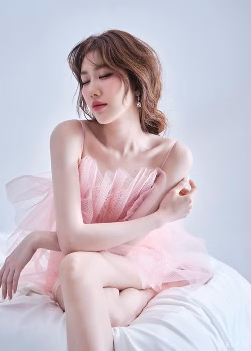 Nữ diễn viên phim Gạo nếp gạo trẻ “đốn gục” cánh mày râu bởi sắc vóc nuột nà. Ảnh: FB Thúy Ngân.