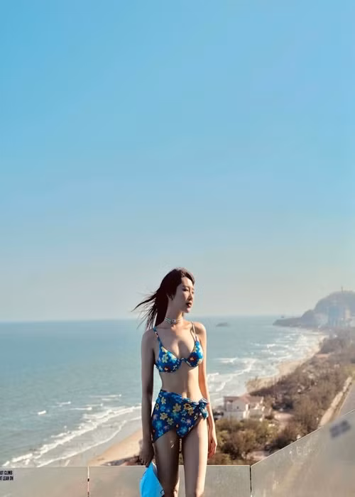 Vướng nghi vấn hẹn hò với một số sao nam Vbiz như: S.T Sơn Thạch, Trương Thúy Vinh, Jun Phạm, Thúy Ngân phủ nhận. Người đẹp muốn giữ chuyện tình cảm cho riêng mình. Ảnh: FB Thúy Ngân.