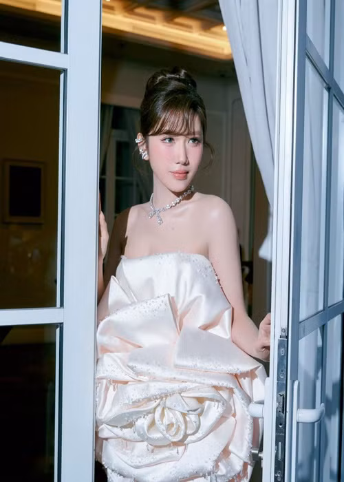 Thúy Ngân khi gợi cảm, sang trọng lúc lại trẻ trung, cá tính. Ảnh: FB Thúy Ngân.