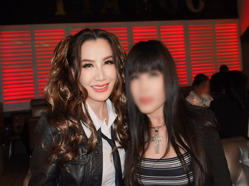 Trizzie Phương Trinh để kiểu tóc búi cao hai bên, mặc chân váy ngắn kết hợp cùng áo sơ mi, croptop.