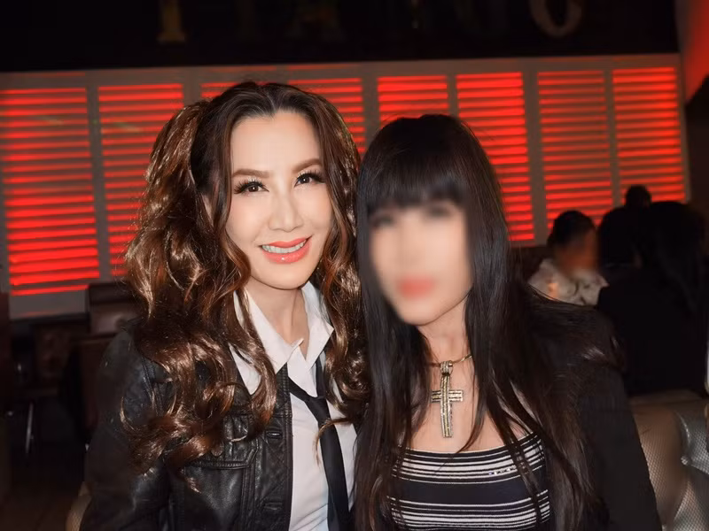 Trizzie Phương Trinh để kiểu tóc búi cao hai bên, mặc chân váy ngắn kết hợp cùng áo sơ mi, croptop.