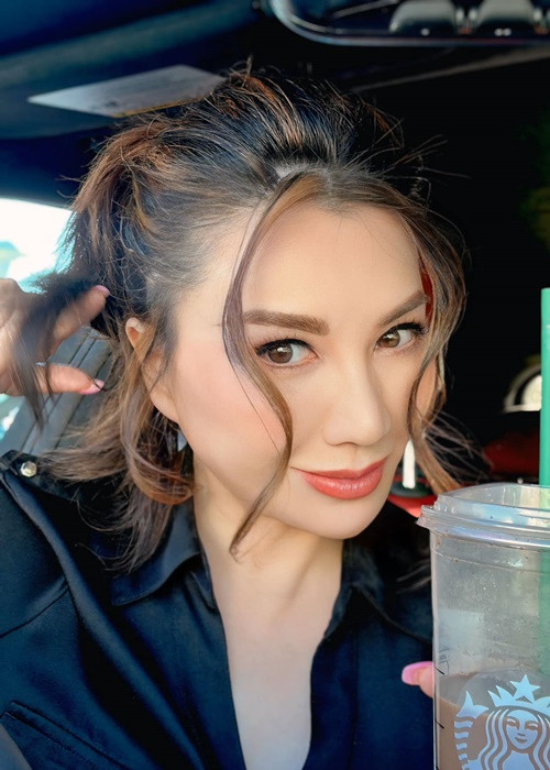 Bà mẹ 3 con chia sẻ trên Người Đưa Tin, điều khiến cô vui nhất hiện tại là giữ được làn da trẻ đẹp, vóc dáng thon gọn.