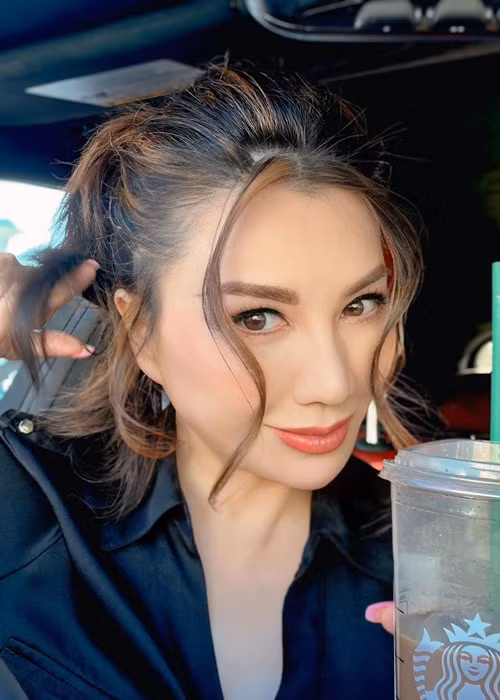 Bà mẹ 3 con chia sẻ trên Người Đưa Tin, điều khiến cô vui nhất hiện tại là giữ được làn da trẻ đẹp, vóc dáng thon gọn.