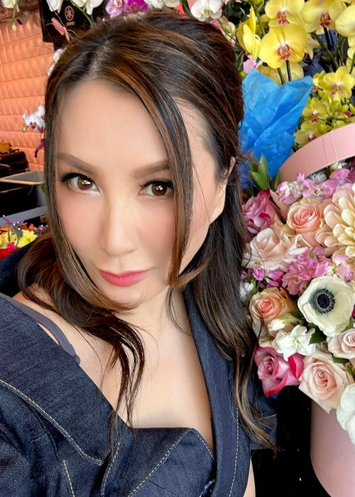 Vợ cũ Bằng Kiều được khen giữ được làn da căng bóng ở tuổi U60.