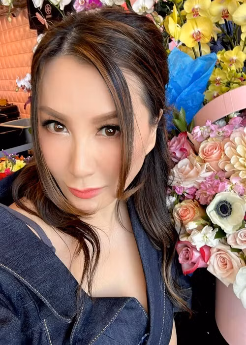 Vợ cũ Bằng Kiều được khen giữ được làn da căng bóng ở tuổi U60.