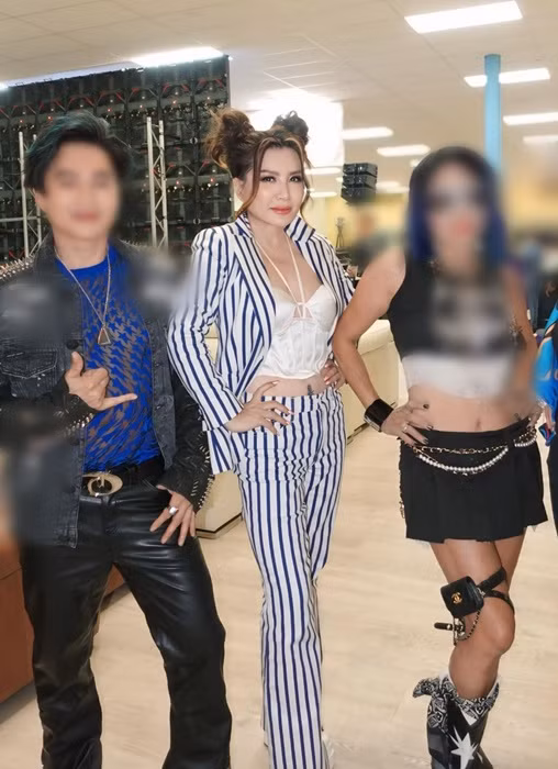 Kiểu tóc búi cao giúp vợ cũ Bằng Kiều "ăn gian" tuổi.