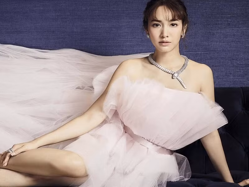 Theo Tiền Phong, Siam News vừa đưa tin cơ quan Cảnh sát Điều tra Trung ương ra lệnh bắt giữ 18 nghi phạm liên quan đường dây lừa đảo quy mô lớn trong vụ The Icon Group ở Thái Lan, trong đó có diễn viên Min Pechaya. Ảnh: Instagram Min Pechaya.