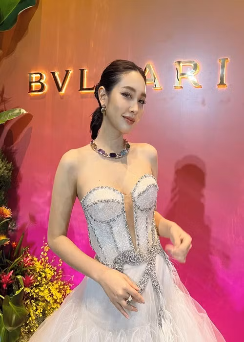 Nữ diễn viên Thái Lan đắt show sự kiện, làm đại diện quảng cáo. Ảnh: Instagram Min Pechaya.