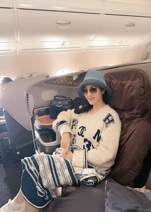 Người đẹp 53 tuổi thường xuyên ngồi hạng thương gia khi đi máy bay. Ảnh: FB Giáng My.