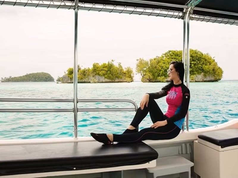 Giáng My tự bơi, tự lặn giữa biển trong một chuyến du lịch nước ngoài. Ảnh: Dân Việt.