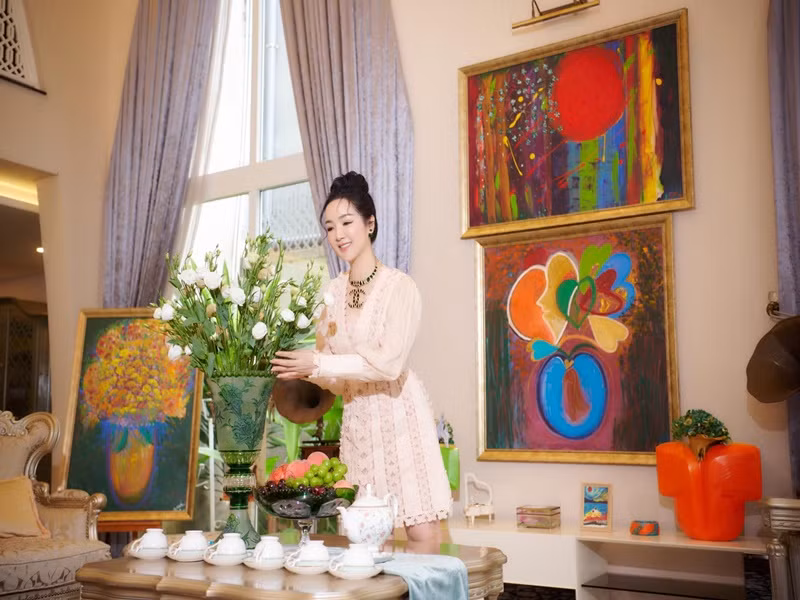 Bà mẹ một con sống thảnh thơi trong cơ ngơi to như cung điện. Ảnh: FB Giáng My.