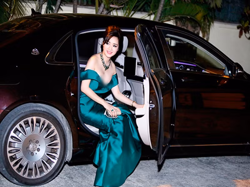 Giáng My đi lại bằng xe hơi tiền tỷ. Ảnh: Gia Đình Việt Nam.