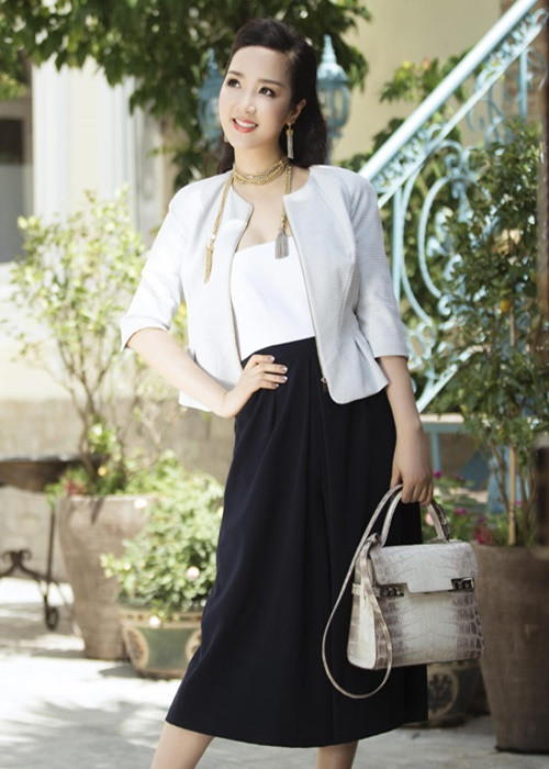 Cuộc sống của Giáng My còn gắn liền với đồ hiệu. Cô sở hữu nhiều túi xách, giày, kính, đồng hồ hàng hiệu trong những năm qua. Ảnh: Dân Việt.