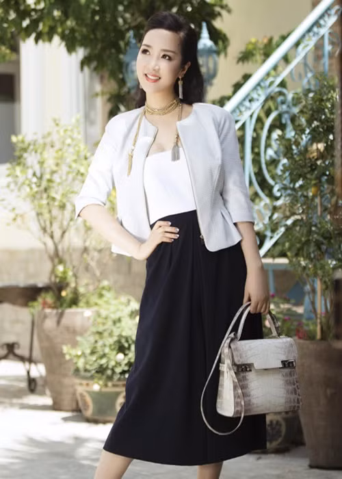 Cuộc sống của Giáng My còn gắn liền với đồ hiệu. Cô sở hữu nhiều túi xách, giày, kính, đồng hồ hàng hiệu trong những năm qua. Ảnh: Dân Việt.