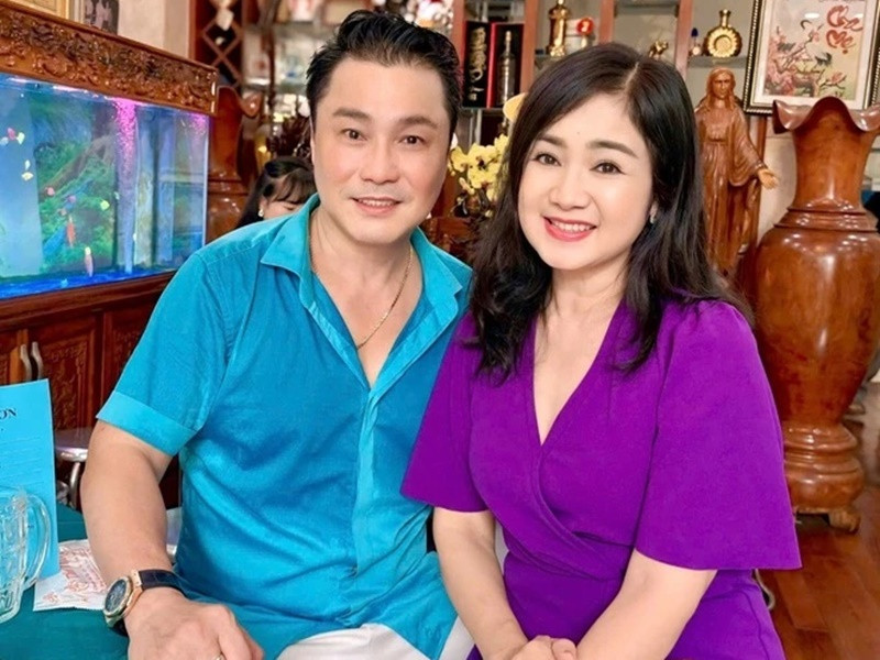 Biết tin NSND Thu Hà từ Hà Nội vào TP HCM công tác, Lý Hùng gọi điện thoại cho bạn diễn một thời mời đến nhà chơi. Ảnh: Znews.