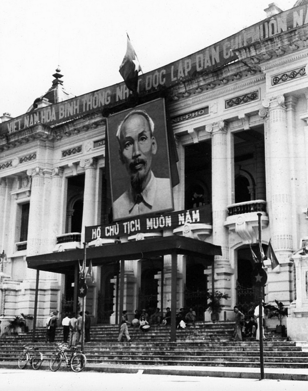Quang cảnh Nhà hát Lớn trong ngày 10/10/1954.