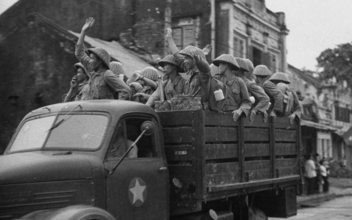 Bộ đội Việt Minh tiến vào Hà Nội.