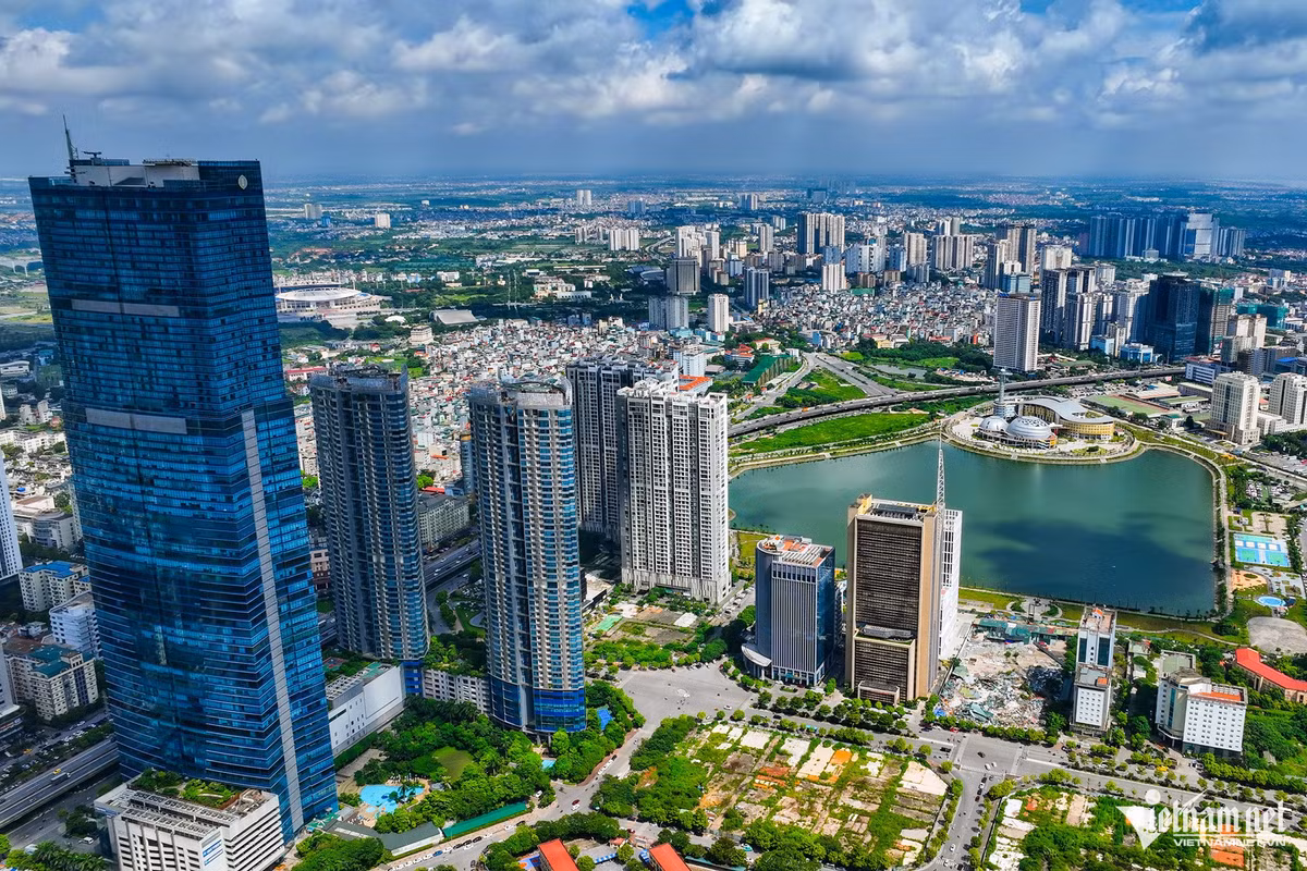 Keangnam Landmark 72 là tòa nhà cao nhất Hà Nội, thứ nhì Việt Nam với tổ hợp trung tâm thương mại khách sạn, văn phòng, căn hộ chung cư cao cấp. Tòa nhà được thiết kế dạng tòa tháp hiện đại sang trọng với chiều cao 336m gồm 72 tầng và tổng diện tích lên tới 300.000m2. Đây là công trình xây dựng được phê duyệt đúng dịp kỷ niệm 1000 năm Thăng Long Hà Nội.