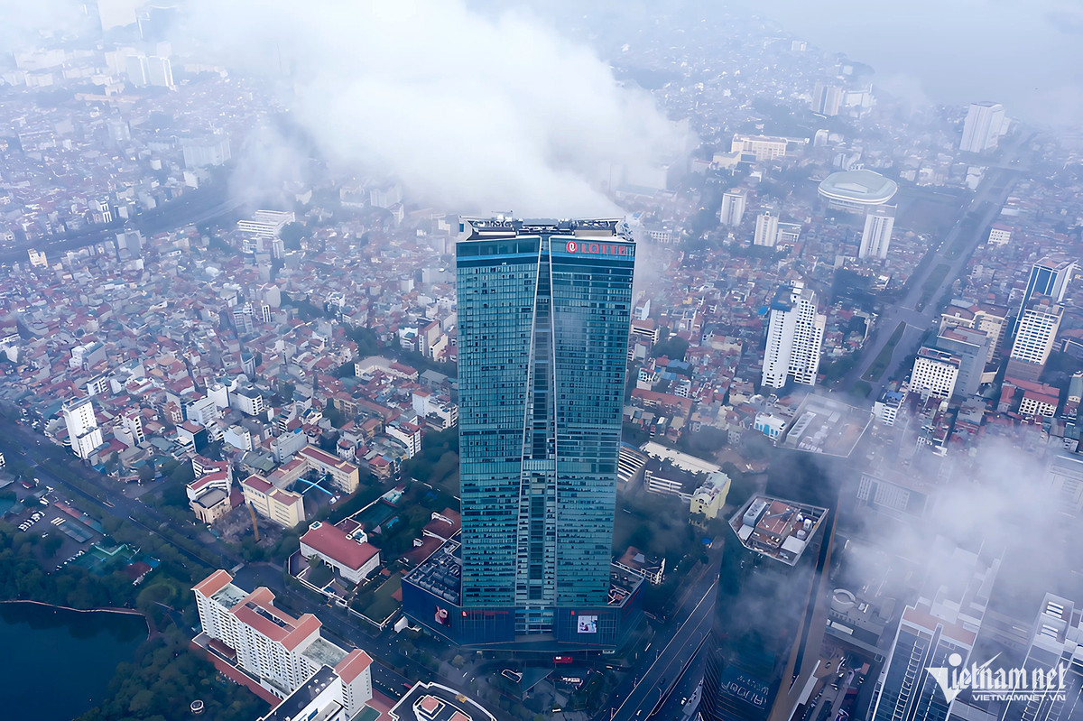 Tòa nhà cao thứ nhì của Thủ đô là Lotte (ảnh phải), công trình đầu tiên nằm trong tổng thể thiết kế Đài quan sát trên tầng 65, mở ra tầm nhìn bao quát và trọn vẹn thành phố. Tòa nhà có 4 bề là kính chịu lực, thang máy siêu tốc đi từ hầm B1 tới đài quan sát tầng 65 chỉ trong 50 giây. Cao ốc này do công ty kiến trúc Callison (Mỹ) đảm nhiệm. Riêng chân đế và nội thất bên trong do nhà thiết kế Benoy (Anh) phụ trách.