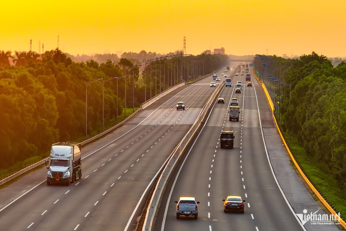 Cao tốc Hà Nội - Hải Phòng dài 105km được khởi công vào năm 2008, khánh thành tháng 12/2015 là một trong những dự án chất lượng được đánh giá cao. Công trình có điểm đầu giao cắt với vành đai 3 (cách cầu Thanh Trì 1 km) thuộc phường Thạch Bàn (quận Long Biên, Hà Nội); điểm cuối dự án tại cảng Ðình Vũ (Hải Phòng); tổng vốn đầu tư 45.487 tỷ đồng (hơn 2 tỷ USD).