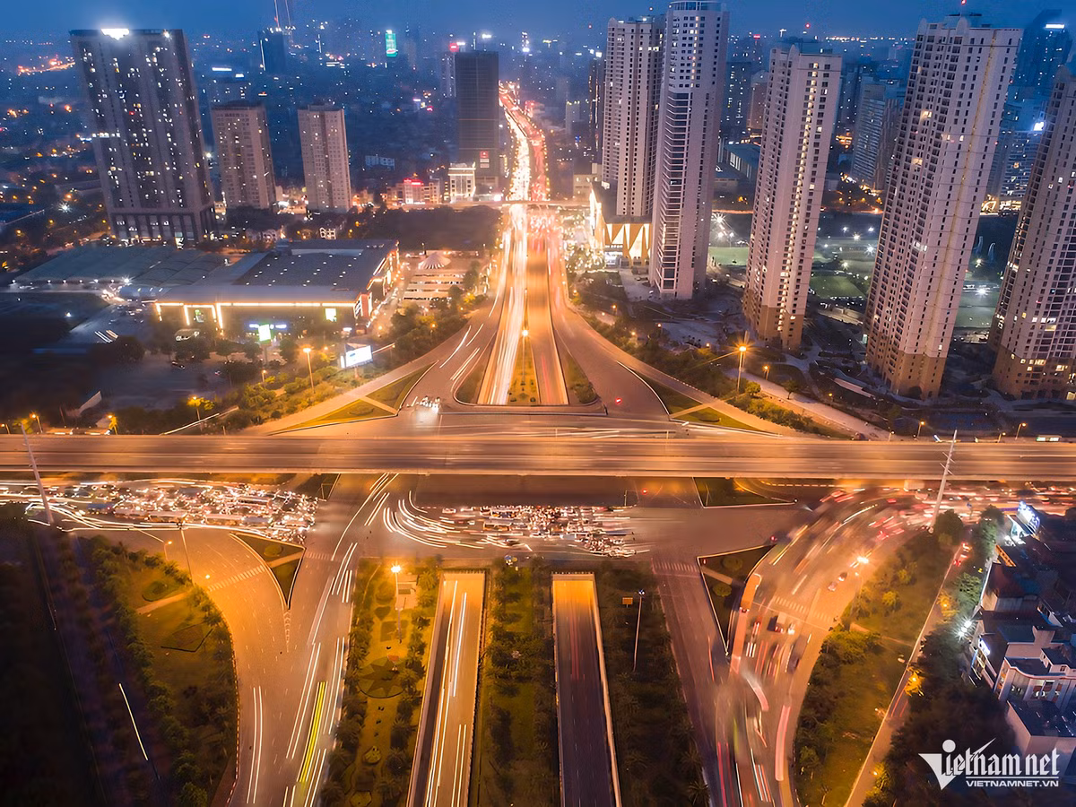 Để cải thiện tình trạng ùn tắc giao thông, nhiều công trình cầu vượt, hầm chui ở các ngã tư trọng điểm của Hà Nội đã được triển khai xây dựng trong hơn 10 năm qua. Điển hình là nút giao Trung Hoà với 3 tầng xe chạy, hoạt động từ năm 2016. Tương lai nơi đây cũng trở thành khu vực có 4 tầng phương tiện khi tuyến đường sắt đô thị được triển khai.