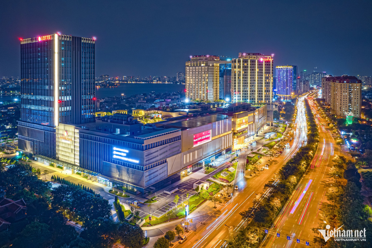 Hà Nội đang ngày càng xuất hiện nhiều tổ hợp trung tâm thương mại hiện đại như Vincom, Lotte, Aeon... Nổi bật trong số đó là dự án hoành tráng của một tập đoàn đến từ Hàn Quốc đặt tại khu vực Tây Hồ khánh thành hồi tháng 9/2023. Trung tâm thương mại này có tổng diện tích sàn 354.000m2, cao 7 tầng, bao gồm 5 tầng nổi và 2 tầng hầm. Bên trong có khách sạn 5 sao, căn hộ dịch vụ cao cấp, và văn phòng hạng A.