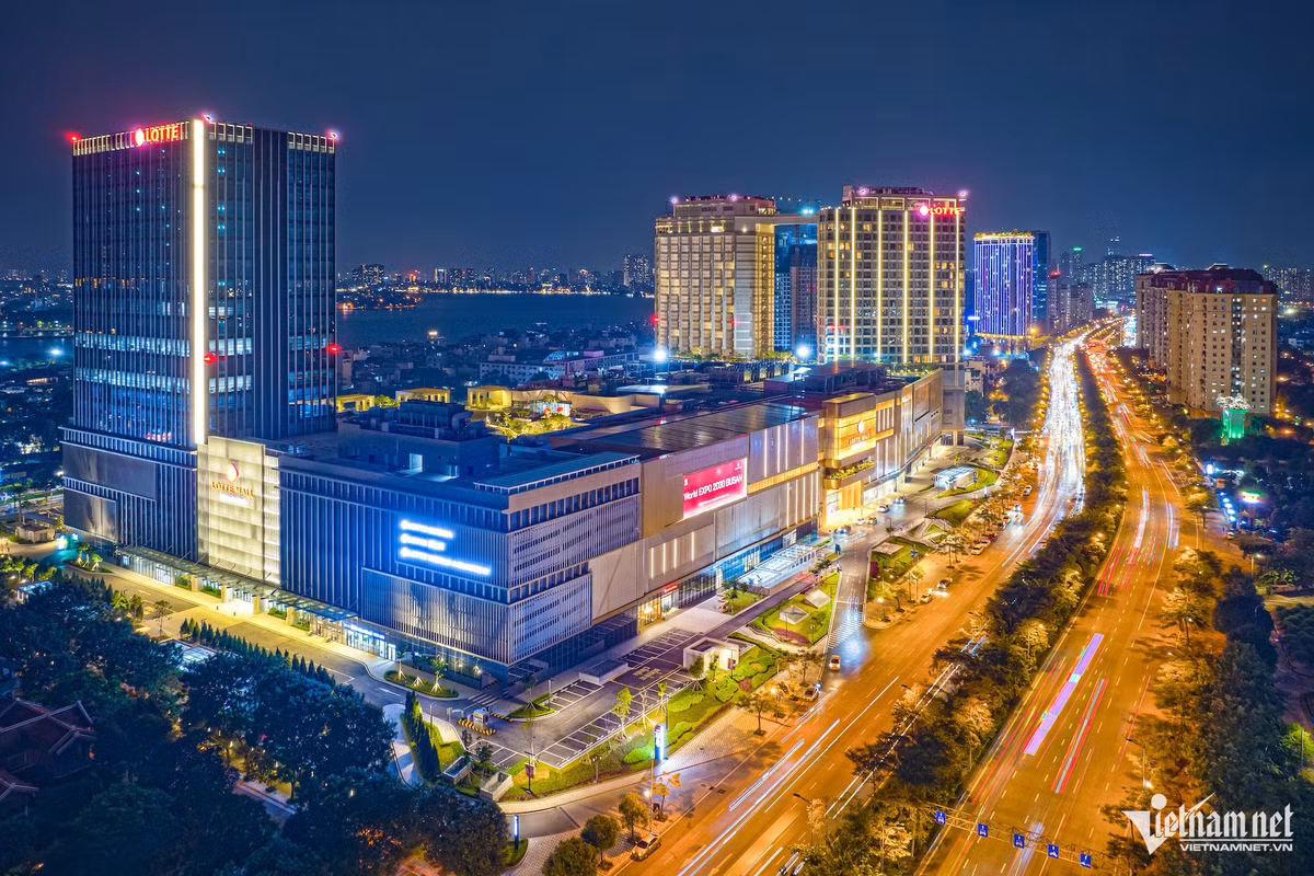 Hà Nội đang ngày càng xuất hiện nhiều tổ hợp trung tâm thương mại hiện đại như Vincom, Lotte, Aeon... Nổi bật trong số đó là dự án hoành tráng của một tập đoàn đến từ Hàn Quốc đặt tại khu vực Tây Hồ khánh thành hồi tháng 9/2023. Trung tâm thương mại này có tổng diện tích sàn 354.000m2, cao 7 tầng, bao gồm 5 tầng nổi và 2 tầng hầm. Bên trong có khách sạn 5 sao, căn hộ dịch vụ cao cấp, và văn phòng hạng A.
