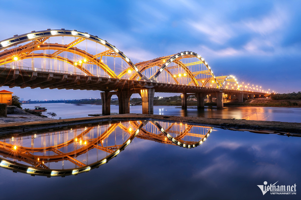 Tròn 10 năm trước, vào ngày 9/10/2014, cầu Đông Trù chính thức thông xe. Cầu dài 1,1km bắc qua sông Đuống, mặt cắt rộng 55m với 8 làn xe. Ngoài hệ thống đường dẫn hai đầu, cầu gồm 3 nhịp chính trong đó 2 nhịp biên dài 80m và nhịp giữa sông dài 120m được áp dụng công nghệ mới là cầu vòm ống thép nhồi bê tông, lần đầu tiên ở khu vực Đông Nam Á.