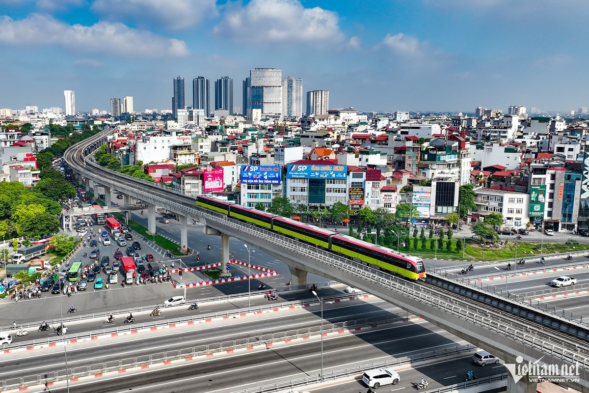 Tàu đường sắt metro Nhổn - ga Hà Nội đã được khai thác thương mại đoạn trên cao từ ga Nhổn tới ga Cầu Giấy hồi tháng 8/2024. Theo quy hoạch Thủ đô thời kỳ 2021 - 2030, tầm nhìn đến năm 2050, được HĐND thành phố Hà Nội mới thông qua, định hướng đầu tư xây dựng 14 tuyến đường sắt đô thị, tăng 4 tuyến so với quy hoạch cũ. UBND thành phố Hà Nội đặt mục tiêu đến năm 2030 xây dựng xong 96,8km và hoàn tất công tác chuẩn bị đầu tư 301km đường sắt đô thị, với tổng mức đầu tư 14,602 tỷ USD.