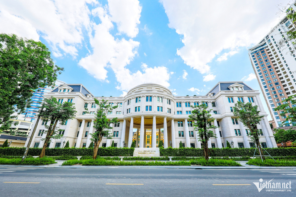 Trụ sở mới của Tòa án Nhân dân Tối cao được xây dựng trên diện tích 6.417m2 với quy mô 6 tầng nổi và 4 tầng hầm. Công trình có phong cách kiến trúc tân cổ điển phù hợp với kiến trúc của tòa nhà 48 Lý Thường Kiệt, Hoàn Kiếm, Hà Nội, tạo thành một quần thể thống nhất, có sự giao thoa giữa kiến trúc cũ và mới. Hai tòa nhà đều được thiết kế đối xứng qua trục trung tâm, tạo sự cân bằng, đáp ứng được yêu cầu thẩm mỹ của công trình hiện đại.