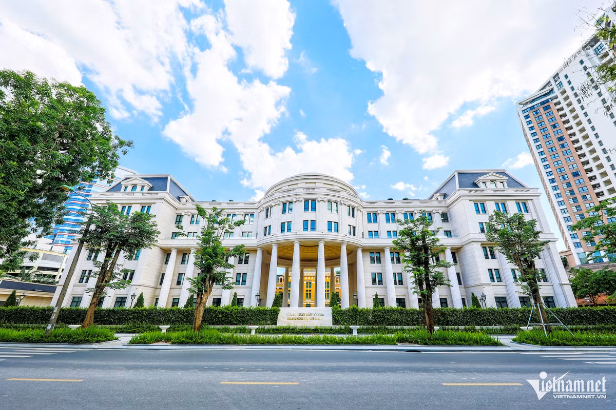 Trụ sở mới của Tòa án Nhân dân Tối cao được xây dựng trên diện tích 6.417m2 với quy mô 6 tầng nổi và 4 tầng hầm. Công trình có phong cách kiến trúc tân cổ điển phù hợp với kiến trúc của tòa nhà 48 Lý Thường Kiệt, Hoàn Kiếm, Hà Nội, tạo thành một quần thể thống nhất, có sự giao thoa giữa kiến trúc cũ và mới. Hai tòa nhà đều được thiết kế đối xứng qua trục trung tâm, tạo sự cân bằng, đáp ứng được yêu cầu thẩm mỹ của công trình hiện đại.