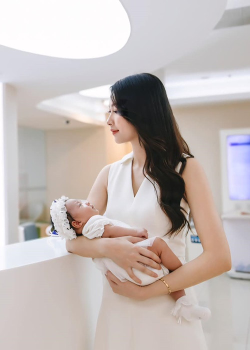 Thu Thảo cùng con gái thứ 3 diện trang phục cùng tông màu khi xuất hiện bên nhau.