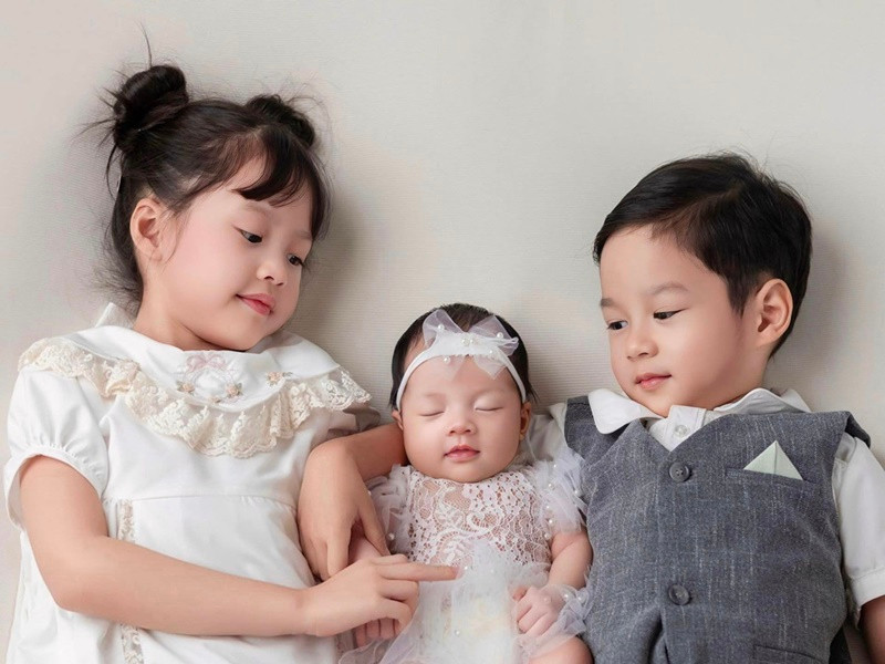 Nàng hậu khoe ảnh ba con xinh xắn, đáng yêu. "Cảm ơn em đã đến với gia đình, từ ngày có thêm em cả nhà ngập tràn niềm vui, trộm vía nặn thế nào mà em có nét vừa giống chị và cũng vừa giống anh. Yêu em bé nhỏ xíu của cả nhà thật nhiều", Thu Thảo viết trên trang cá nhân.