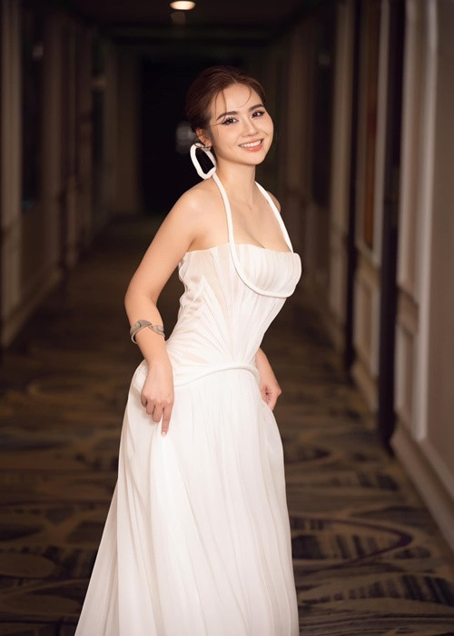 "Tôi rất mong gặp người đàn ông trong tương lai hợp với mình, yêu chiều mình và yêu thương con mình. Đồng thời, đó là người hiểu cho công việc của mình. Tôi nghĩ sẽ khó đấy và không biết người đó có đến không", nữ diễn viên trải lòng trên Tiền Phong.