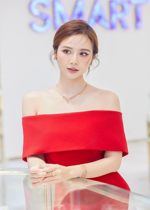 Dự sự kiện, Huyền Lizzie chọn các mẫu váy áo thanh lịch, sang trọng.