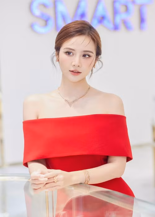 Dự sự kiện, Huyền Lizzie chọn các mẫu váy áo thanh lịch, sang trọng.