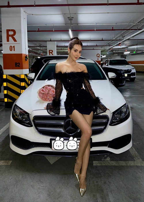 Trước đó, nữ diễn viên phim Thương ngày nắng về thường xuyên sử dụng chiếc xe hơi trắng.